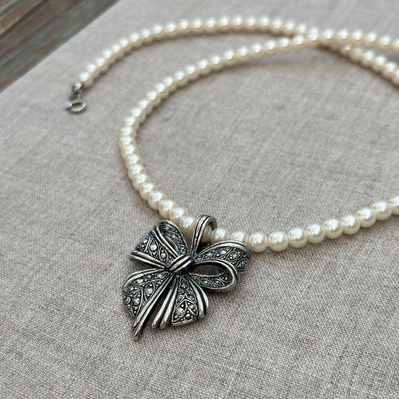 Vintage Avon White Faux Glass Pearls & Silver Tone Bow Necklace 12" L Costume - Picture 4 of 14